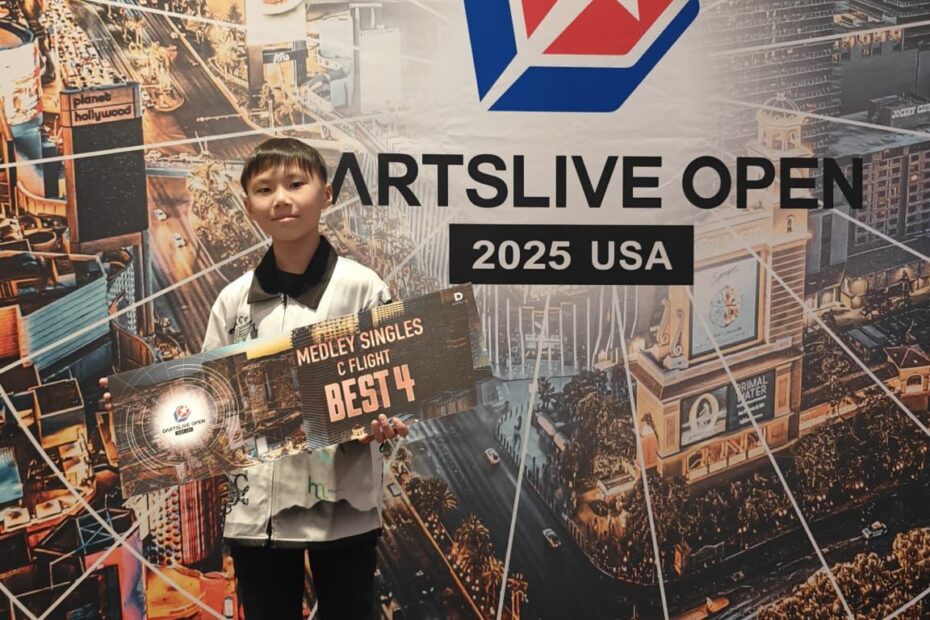 Christian Tsang with his DARTSLIVE OPEN 2025 Top 4 sign